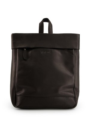 Sac à dos en cuir noir avec un design à rabat, doté d'une poignée supérieure et d'une marque discrète. Texture lisse et esthétique minimaliste.