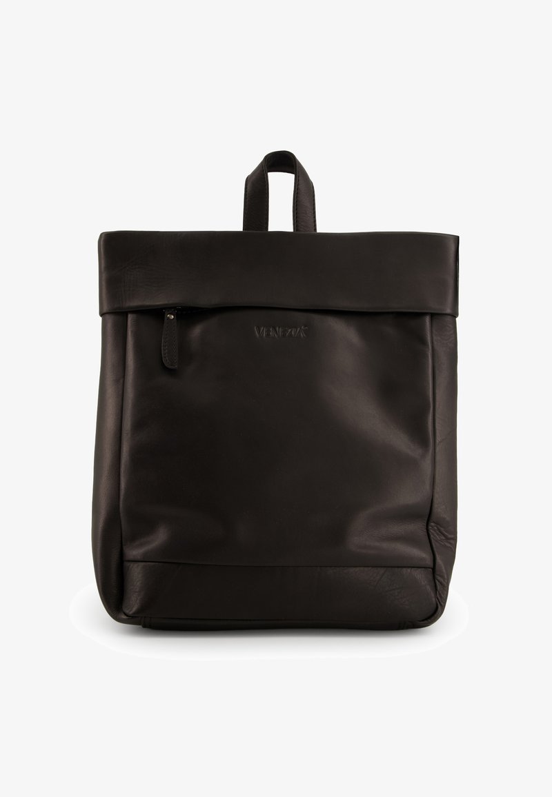 Sac à dos en cuir noir avec un design à rabat, doté d'une poignée supérieure et d'une marque discrète. Texture lisse et esthétique minimaliste.