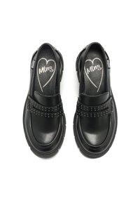 Scarpe slip-on in pelle nera con punta tonda, borchie laterali e soletta texturizzata con design a cuore. Suola in gomma spessa per una maggiore durata.