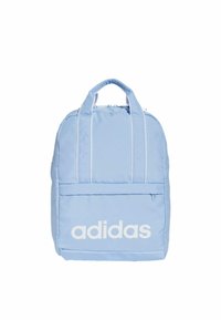 Mochila azul clara de nailon, con el logo de adidas en blanco, dos asas en la parte superior y un bolsillo frontal con cremallera y costuras en contraste.