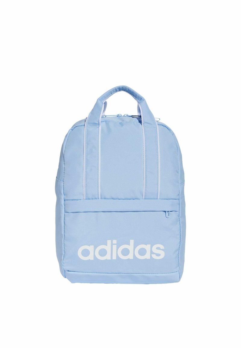 Mochila azul clara de nailon, con el logo de adidas en blanco, dos asas en la parte superior y un bolsillo frontal con cremallera y costuras en contraste.