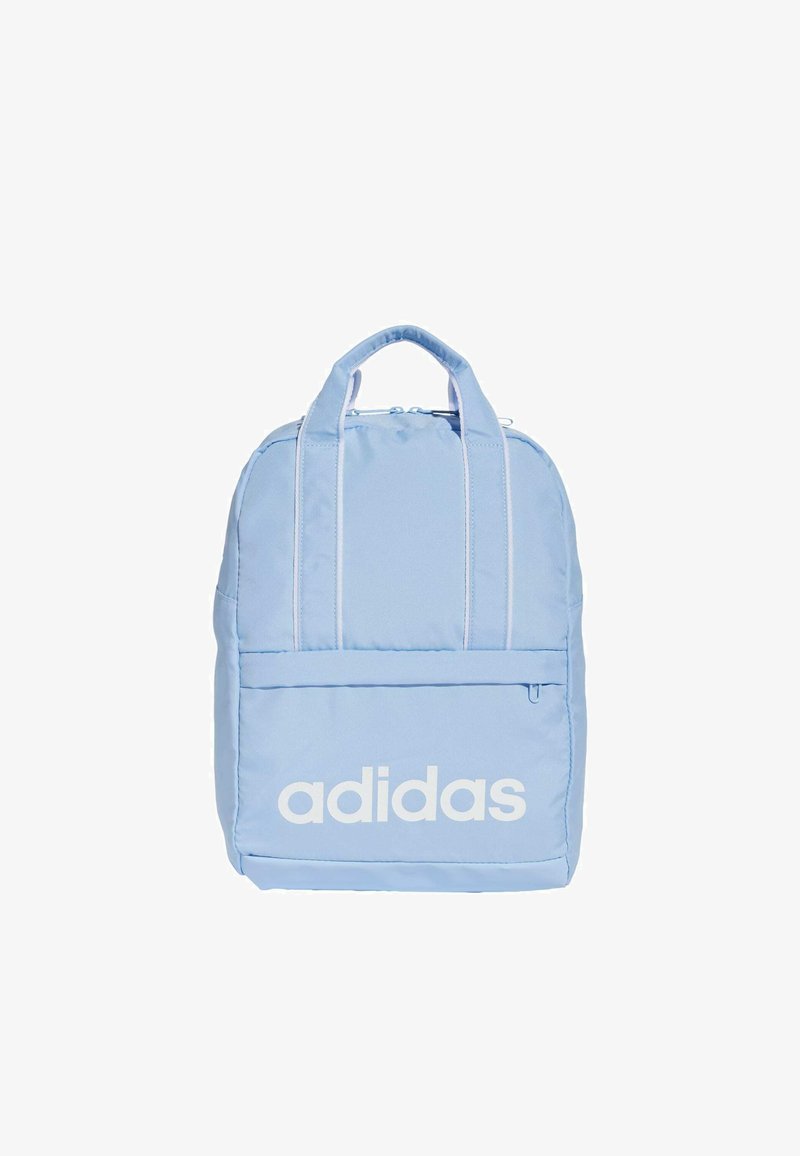 Mochila azul clara de nailon, con el logo de adidas en blanco, dos asas en la parte superior y un bolsillo frontal con cremallera y costuras en contraste.
