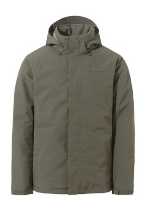 Olivgrüne, wasserdichte Jacke mit hohem Kragen, verstellbarem Kapuzen und Reißverschlusstaschen. Glatte Textur mit minimalen Nähdetails.