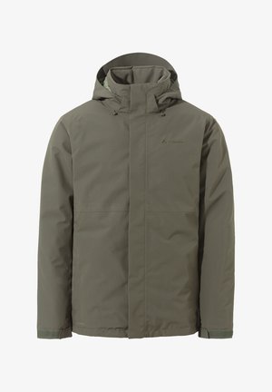 Olivgrüne, wasserdichte Jacke mit hohem Kragen, verstellbarem Kapuzen und Reißverschlusstaschen. Glatte Textur mit minimalen Nähdetails.