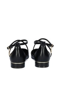 Sandalias de cuero negro con una correa en el tobillo, tacón bajo y detalles en dorado en la suela; textura suave y diseño estructurado.