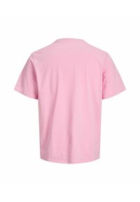 Camiseta de algodón rosa con mangas cortas, cuello redondo y corte holgado. Textura suave y diseño liso sin patrones ni acentos.