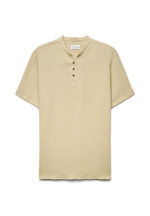 Beige strukturiertes Kurzarmhemd mit rundem Kragen und drei braunen Knöpfen auf einer Blende in der vorderen Mitte.