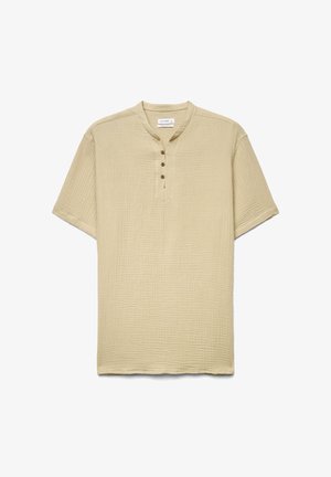 Beige strukturiertes Kurzarmhemd mit rundem Kragen und drei braunen Knöpfen auf einer Blende in der vorderen Mitte.