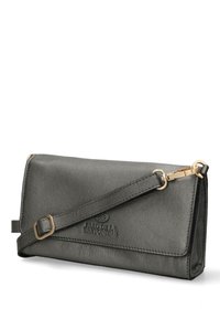 Borsa a tracolla in pelle grigia con design a pattina, dotata di ferramenta dorata e tracolla regolabile. Superficie testurizzata con logo impresso.