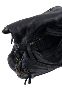 Sort læderhåndtaske med et afslappet design, der har kædedetaljer, lynlåse med guldaccenter og en tekstureret inderside.