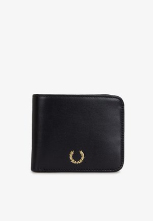 Portefeuille noir en cuir à deux volets avec un petit logo de couronne de laurier dorée centré sur le devant, sur fond blanc.