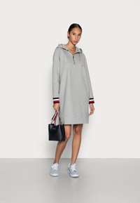 Tommy Hilfiger INTERLOCK HOODIE SHORT DRESS - Vestido de dia - light grey heather