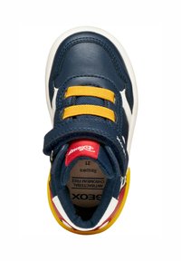 Basket en cuir bleu marine avec des lacets jaunes, des accents blancs et des détails rouges au niveau du talon. Dotée d'un col rembourré et d'une semelle en caoutchouc pour une meilleure adhérence.