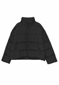 Zwarte cropped pufferjack met een hoge kraag, ritssluiting aan de voorkant en twee zijzakken. Kenmerkend zijn het gestikte ontwerp en de zachte, gladde textuur.