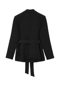 Giacca nera su misura con maniche lunghe, orlo a peplum e cintura da annodare in vita. Tessuto morbido con una silhouette strutturata.