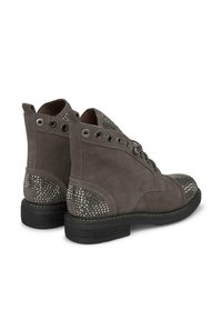 Bottines en daim gris avec des accents en maille métallique, bout rond et semelle en caoutchouc noire ; elles disposent de lacets à œillets et de surpiqûres décoratives.
