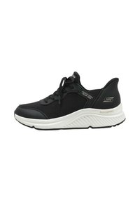 Schwarzer Sportschuh mit strukturiertem Mesh-Obermaterial, abgerundeter Zehenpartie, weißer Zwischensohle und schwarzer Gummisohle. Schnürsenkel und Branding sichtbar.