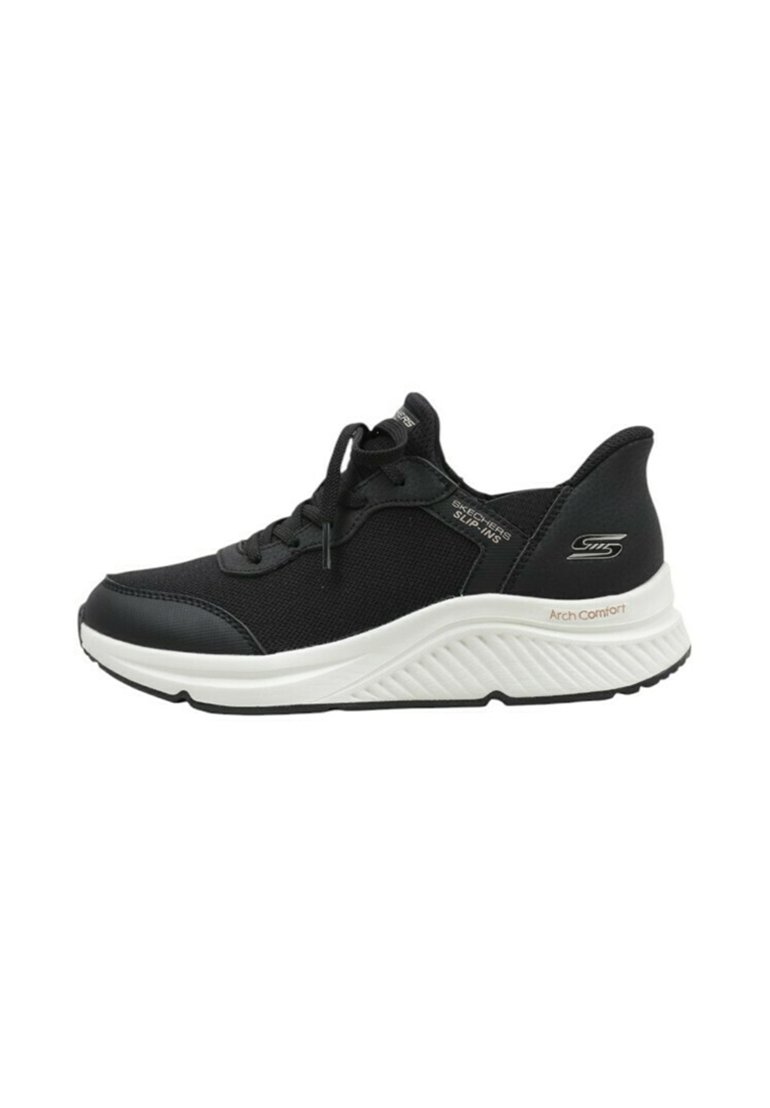 Schwarzer Sportschuh mit strukturiertem Mesh-Obermaterial, abgerundeter Zehenpartie, weißer Zwischensohle und schwarzer Gummisohle. Schnürsenkel und Branding sichtbar.
