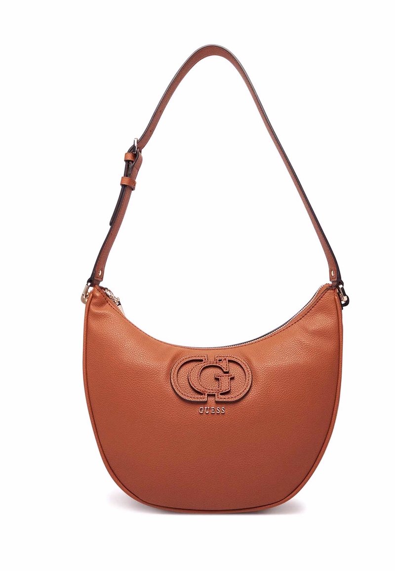 Borsa a tracolla in pelle marrone a forma arrotondata, con tracolla regolabile e un evidente logo "GUESS" impresso sulla parte anteriore.