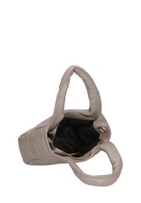 Beige leren handtas met twee handvatten, ritssluiting en een zwarte interieur. Zachte textuur met subtiele stikdetails.