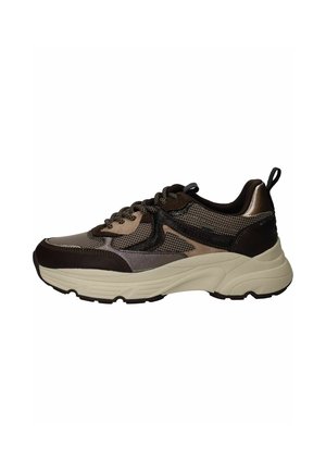 Low-top sneaker in bruin en beige met mesh- en suèdepanelen, dikke witte zool, vetersluiting aan de voorkant en treklusje bij de hiel.