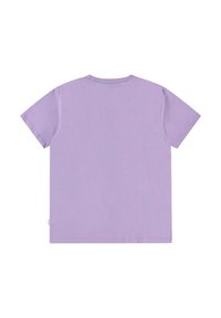 Lyhytsleeve T-paita vaaleanliilana, valmistettu pehmeästä puuvillasta. Laatikkomainen muoto crew-kaula-aukolla ja minimaalinen ommelkoriste hihansuissa.