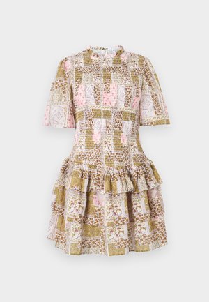 Robe à manches courtes avec imprimé patchwork rose, blanc et olive, corsage froncé élastique et jupe à volants à étages sur fond blanc.