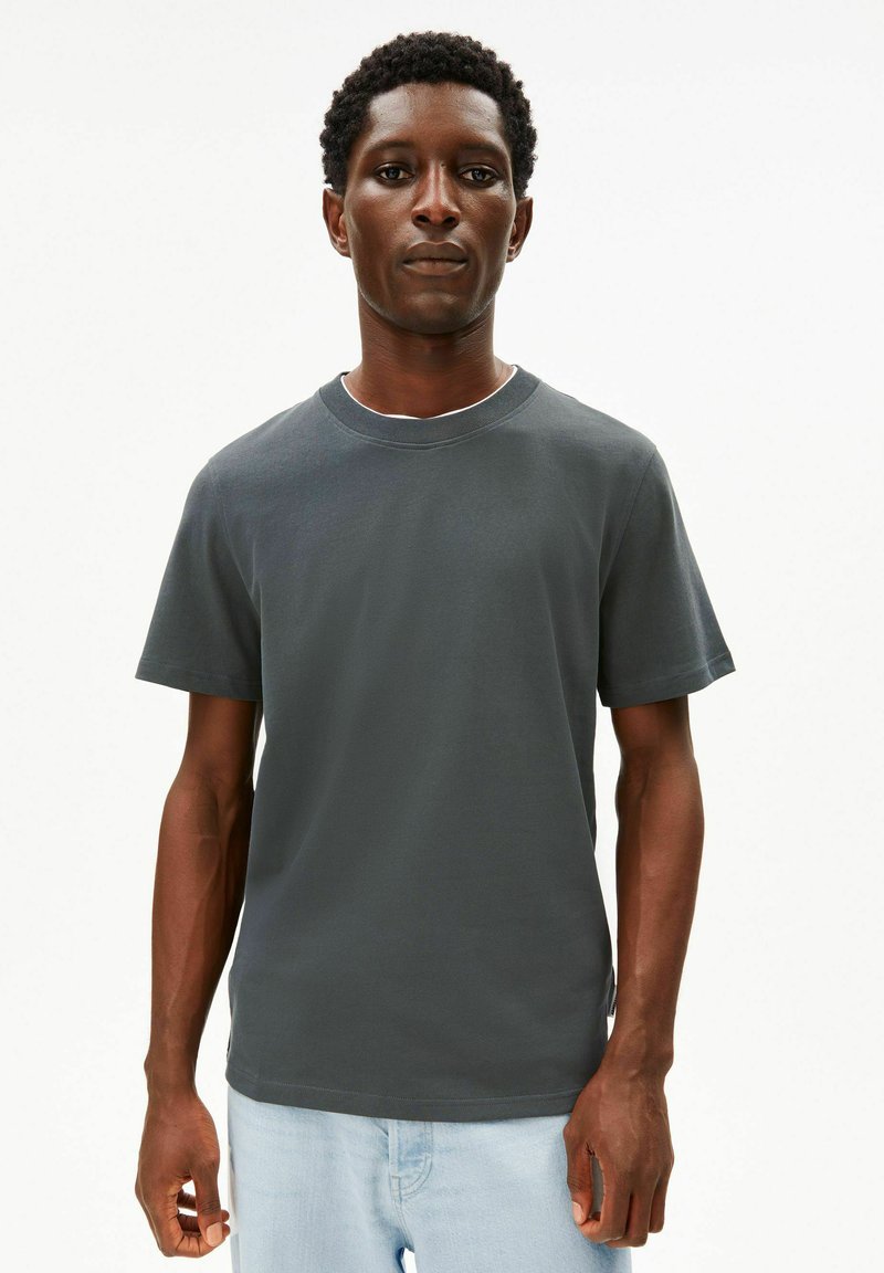 Graues T-Shirt mit kurzen Ärmeln aus Baumwolle, mit Rundhalsausschnitt, lockerem Schnitt und schlichtem Design ohne Muster oder Grafiken.