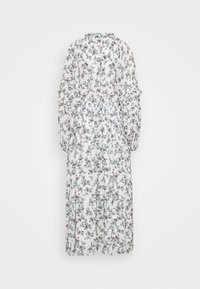 Longue robe blanche à fleurs avec manches longues, détail de volants sur les manches et taille froncée, vue de dos sur un fond blanc.