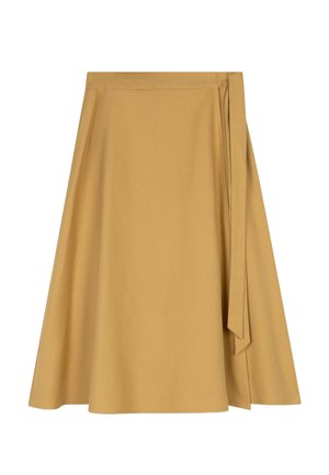 Een knielange rok in mosterdgeel met een gladde textuur, voorzien van een wikkelontwerp en een zijkantstrik voor een verstelbare pasvorm.