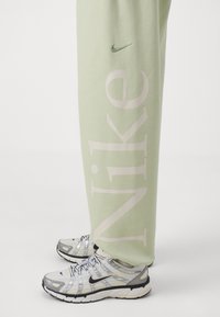Nike Sportswear Träningsbyxor - green