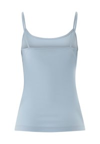 Helles blaues ärmelloses Oberteil mit dünnen Trägern, aus glattem Stoff; schlichtes, tailliertes Design mit geradem Saum und ohne sichtbare Muster.