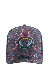Cap mit schwarzem Grund und mehrfarbigem Spritzmuster. Mit einem gestickten tealfarbenen "C"-Logo auf der Vorderseite und einem flachen Schirm.