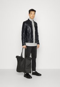 Gipsy by Mauritius CHESTO - Casaco de couro - black