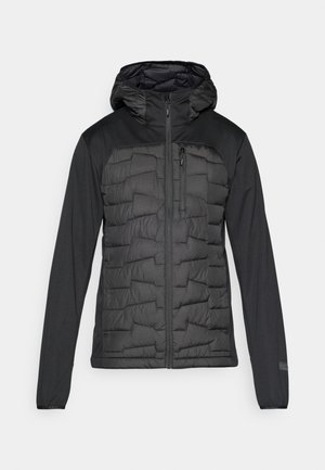 Chaqueta negra acolchada con capucha, que presenta un acabado suave y mate. Incluye bolsillos frontales y en el pecho con cremallera, y un patrón texturizado en el cuerpo.