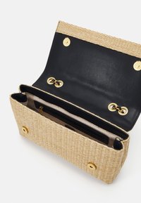 Borsa intrecciata in paglia e pelle nera con finiture dorate, dotata di un ampio interno e chiusura a scatto magnetica.