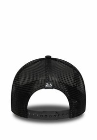 Casquette en maille noire avec une visière incurvée, fermeture à pression réglable et une étiquette avec "24h Le Mans" à l'arrière.
