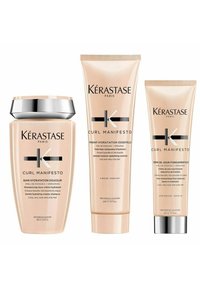 Drei Kérastase Curl Manifesto Haarprodukte: ein cremiges Shampoo, ein leichtes Shampoo und eine Leave-In-Behandlung, alle in sanften rosa Tuben.