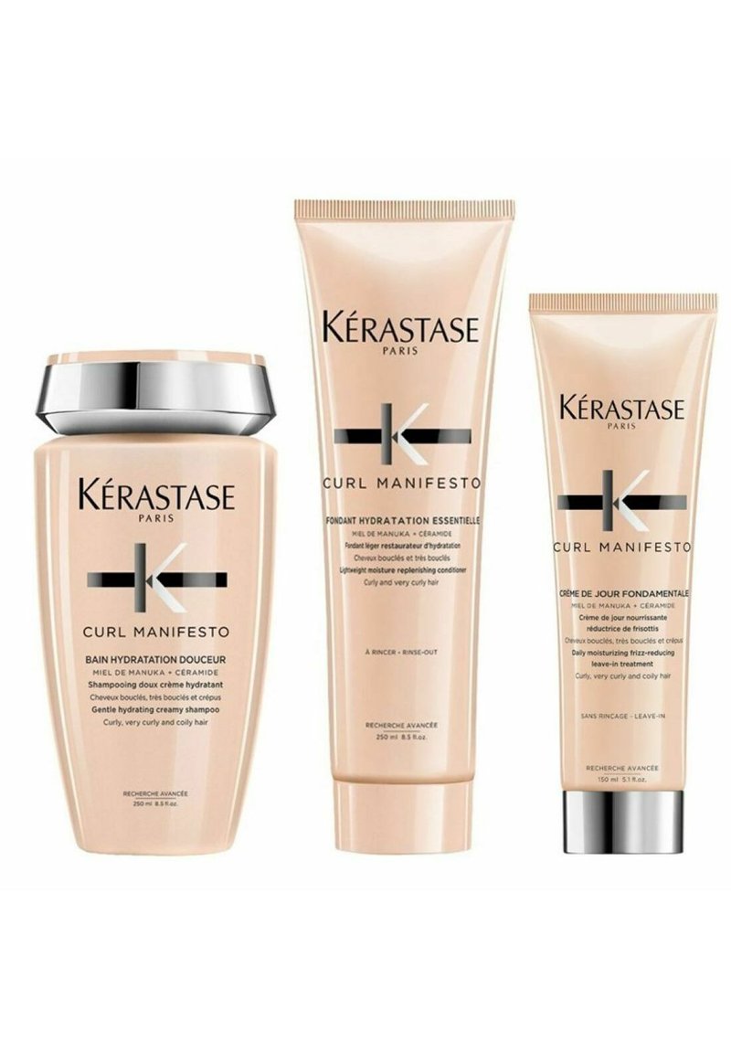 Drei Kérastase Curl Manifesto Haarprodukte: ein cremiges Shampoo, ein leichtes Shampoo und eine Leave-In-Behandlung, alle in sanften rosa Tuben.