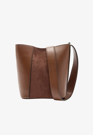 Brązowa torba na ramię z mieszanką gładkiej i teksturowanej sztucznej skóry, o usztywnionym kształcie i długim, regulowanym pasku. Charakteryzuje się minimalistycznym wzornictwem.