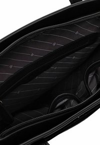 Schwarze Lederhandtasche mit mehreren Fächern im Inneren. Sie verfügt über eine Reißverschlusstasche und ein gemustertes Stofffutter mit diagonalen Streifen.