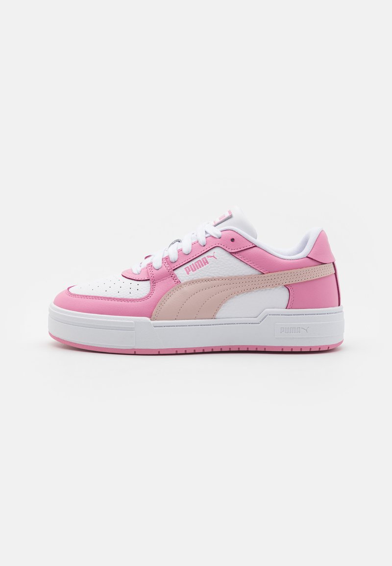Rosa og hvite joggesko med glatt lærfinish, med perforert tå, PUMA-merke og tykk hvit gummisåle.