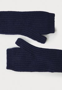 Tengerész kék bordás kötött kesztyűk nyitott hüvelykujjal és mutatóujjal. Gyapjú anyag, texturált felület és szoros illeszkedés a melegségért.
