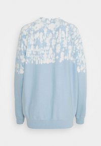 Svetle modrá mikina vyrobená z měkké tkaniny, s tie-dye vzorem v různých odstínech modré a bílé, s žebrovanými manžetami a lemem.