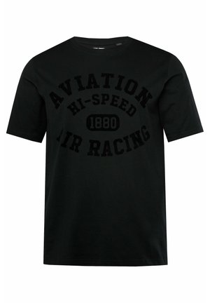 Schwarzes Baumwoll-T-Shirt mit kurzem Ärmel, das auffällige, erhabene schwarze Buchstaben trägt, die "AVIATION HI-SPEED 1880 AIR RACING" in einem kreisförmigen Design angeben.
