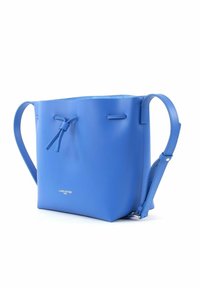 Sac fourre-tout en cuir bleu au design minimaliste, doté d'une fermeture à nœud papillon, de bandoulières réglables et d'une texture lisse. Logo affiché à l'avant.