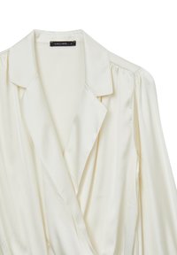 Cremefarbene Satin-Wickelbluse mit Schalkragen, gerafften Ärmeln und einer glatten, weichen Textur. Das Etikett trägt die Aufschrift "CALLIOPE."