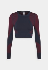 Marineblaues und kastanienrotes langärmliges, verkürztes Sportoberteil mit strukturierten Einsätzen und Logo, hergestellt aus einem dehnbaren Stoff für Komfort und Flexibilität.