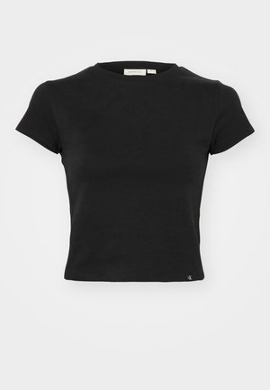 Juodas trumpomis rankovėmis medvilninis marškinėlis, turintis apvalų kaklą, prigludusią formą ir mažą logotipo etikete apatinėje dalyje.