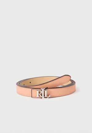 Ceinture en cuir marron clair enroulée avec boucle logo RL argentée centrée sur fond blanc uni.